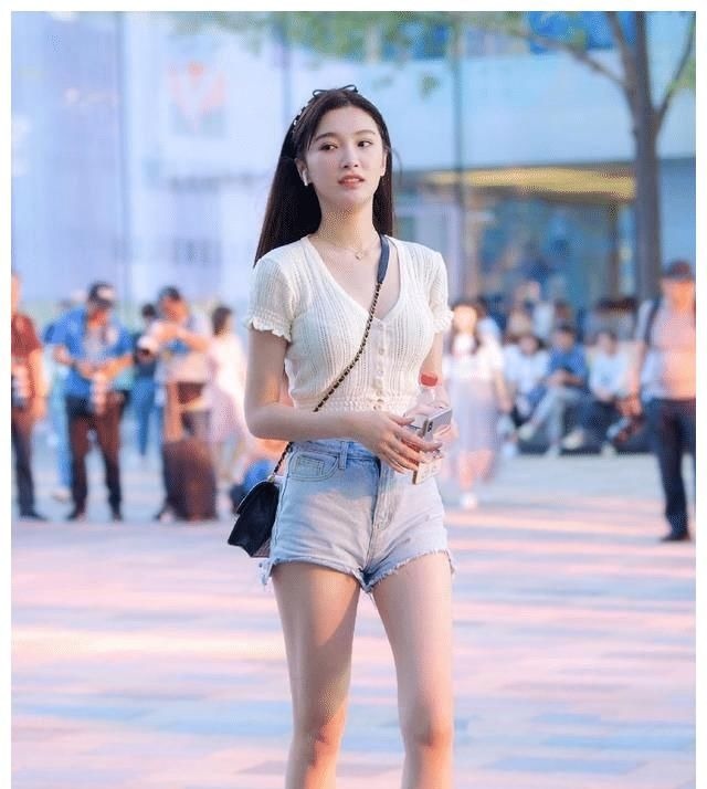 露脐上衣 甜美小姐姐一身白色露脐上衣,搭配牛仔短裤,看起来很温柔的感觉