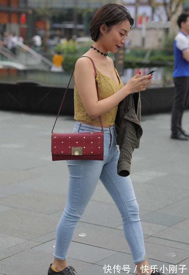 天蓝色 纯蕾丝时尚上衣,搭配蓝色牛仔裤,酷飒时髦的前卫清爽穿搭