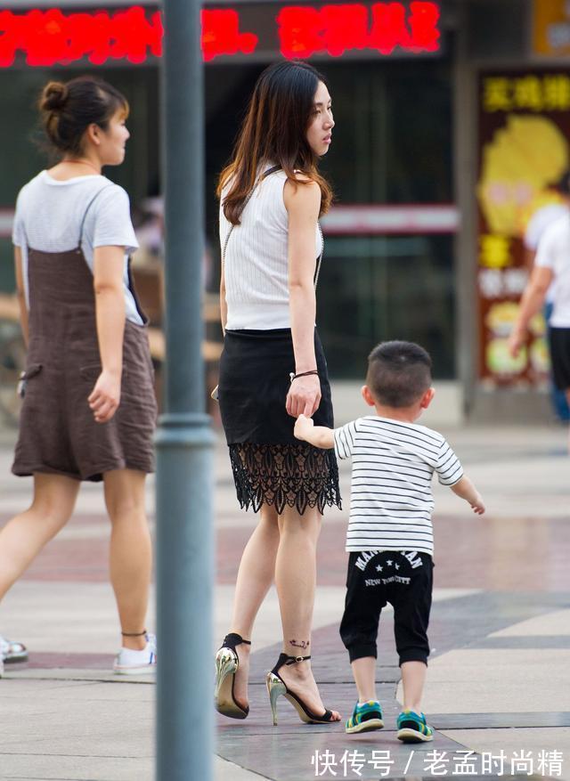 辣妈 街拍路人,时尚的辣妈穿搭就是与众不同,总是给人一种迷人神秘感