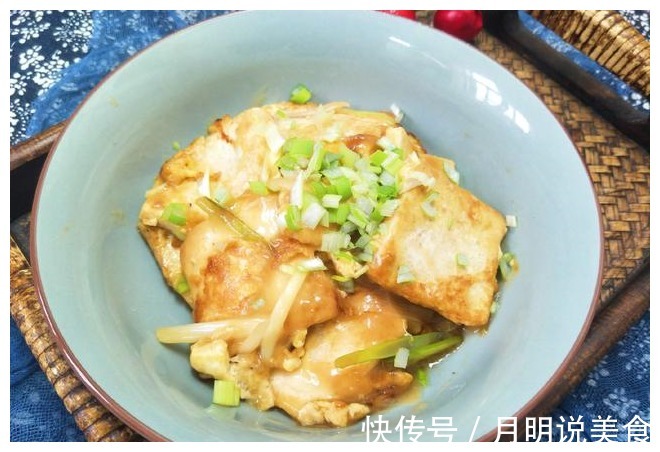 烧豆腐时，直接下锅容易碎，多加1步，豆腐完整又好吃