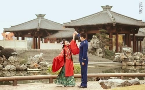 写真|当“军装蓝”遇上“汉服红”，好一个铁汉柔情，太让人羡慕了
