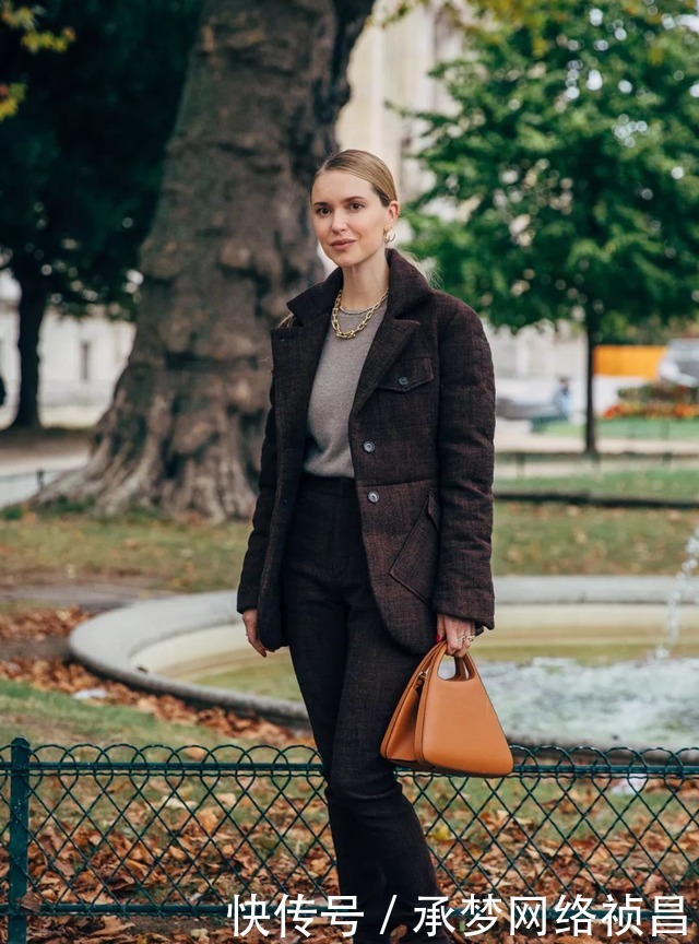  “黑羽绒服”别再穿了，今年最流行这3款羽绒服，穿对一款你就赢