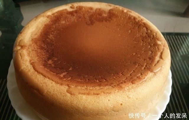 电饭煲蛋糕 起的非常高,材料只需4样 可香了松软好吃