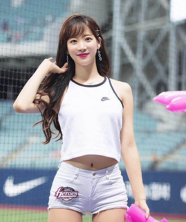 衣服|街拍紧身衣搭配超短裙,成熟有魅力的女人,你喜欢吗