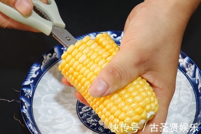 玉米上有个小开关，剪刀一扎一转，玉米粒完整脱落，1分钟剥一盘