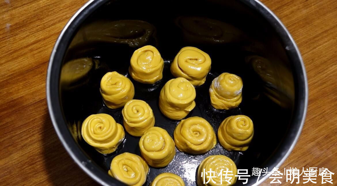 一块南瓜,一碗面粉,教你用电饭锅做好吃的南瓜花卷,比蒸的好吃
