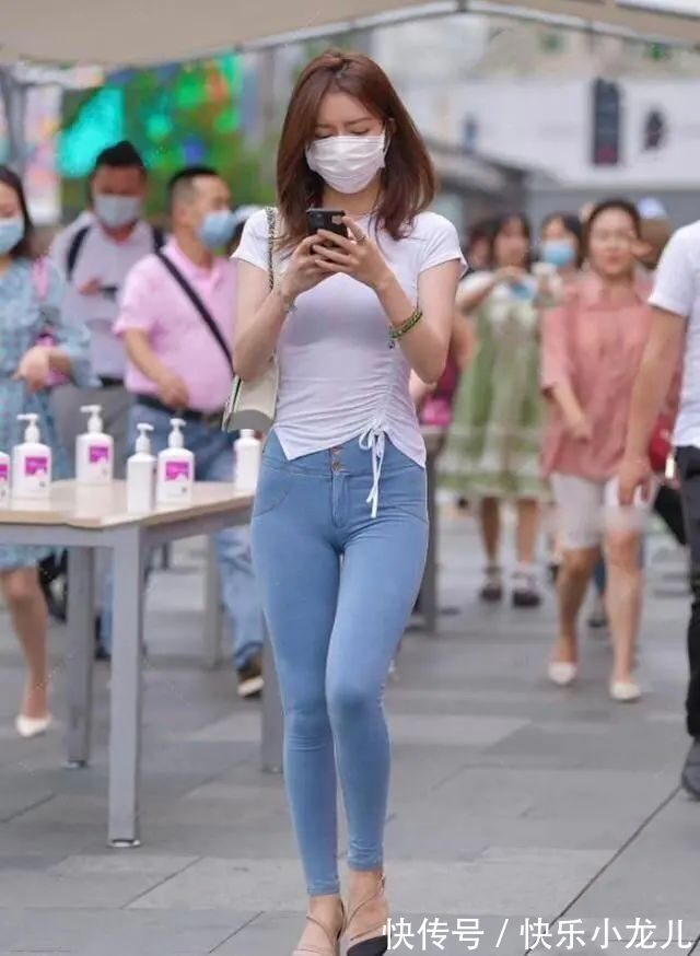 气质 蓝色休闲短袖搭配蓝色直筒打底裤,身材线条完美,气质高级