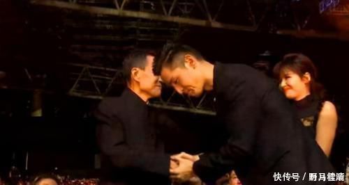 胡歌&水浒传“武松”“宋江”20年后重逢,手里大刀变保温杯,岁月不饶人