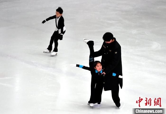 冰雪梦|福州冰上伉俪：带南方孩子追逐“冰雪梦”