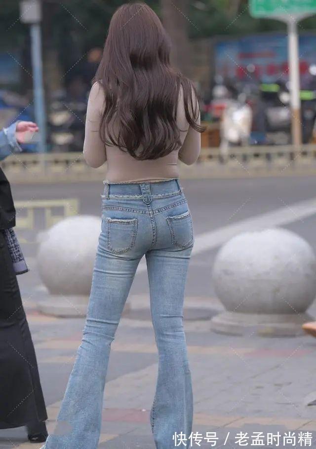 破洞牛仔裤 肉色网纱长袖上衣搭配蓝色牛仔阔腿裤,穿出潇洒,很有女人味