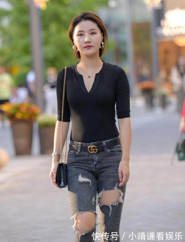 小胖子|浅色牛仔裤,搭配红色V领T恤,热情多了份成熟美!