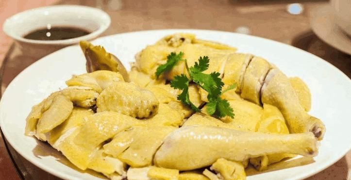 怎么做正宗白切鸡只会水煮就错了，大厨这么做，鸡肉皮脆肉滑