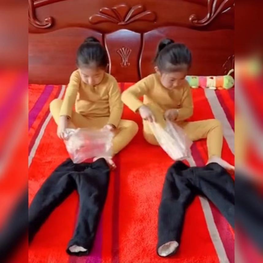 裤子|双胞胎姐妹自创“独特方式”穿裤子获高赞，网友：真的太实用了！