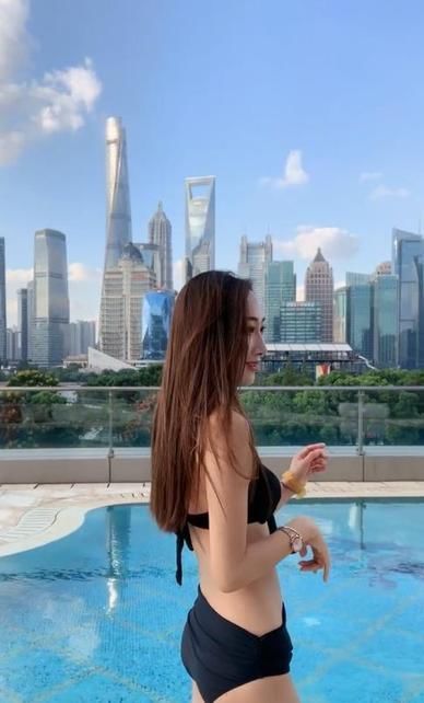 身穿泳衣的小姐姐,身材好气质佳,时尚十足!