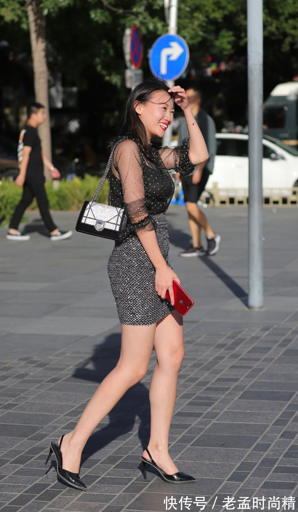 街拍|街拍: 逛街时邂逅一位黑纱短裙姑娘, 街头诠释性感和可爱一面