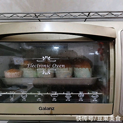 纸杯蛋糕|万万没想到,让我爱上下厨的竟是草莓奶油纸杯蛋糕