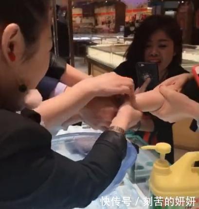 大妈商场内试手镯，谁知道被卡住了，店员你是刷卡还是现金