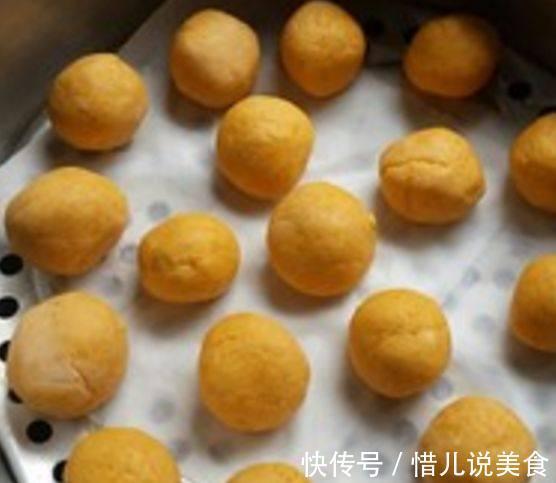 去大姑家做客，大姑做了一款小点心，一口气吃了5个，太好吃