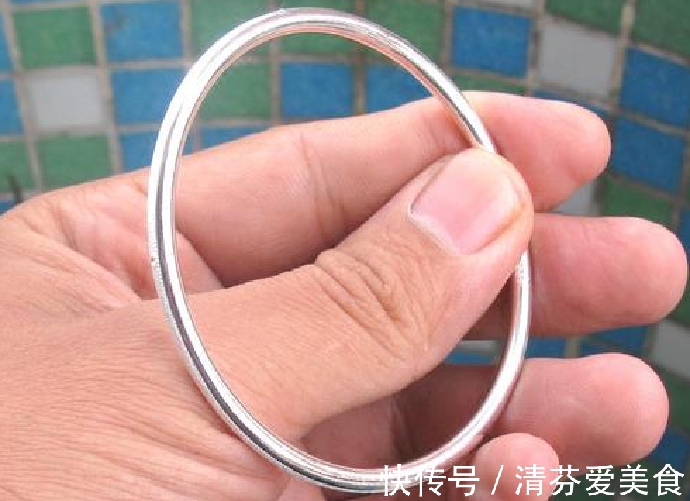 手镯|很多女性佩戴的银手镯,只是为了好看吗?还是对身体有什么好处?