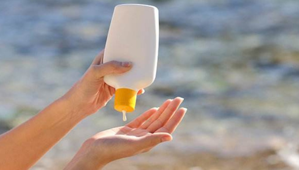 小姐姐 擦防晒霜的四个不能第三个容易长斑!