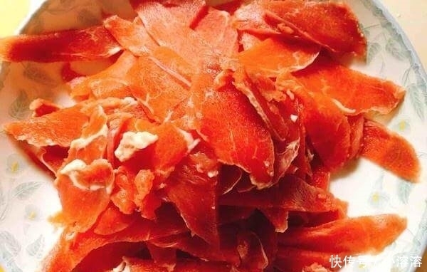 70岁奶奶的“水煮肉片”，麻辣鲜香，爽滑入味，吃1辈子都不腻