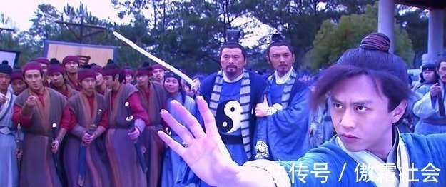 九阴真经&同样练九阴白骨爪，为何黄衫女能秒杀周芷若？周伯通说出了原因