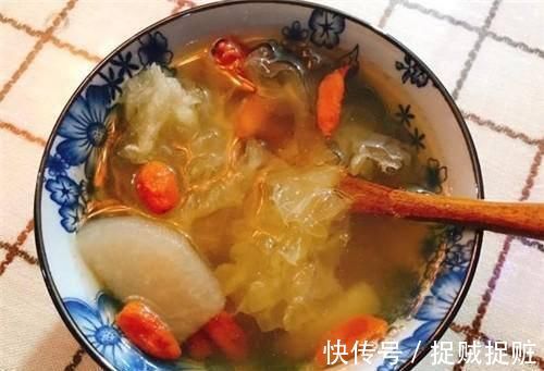 银耳|入冬后，这碗“补水润肤汤”别放过，脸上不起皮，水润透亮！