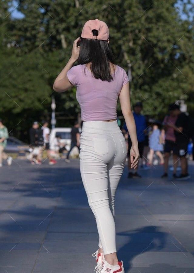 淡粉色短T搭配白色修身裤,运动感十足,青春靓丽