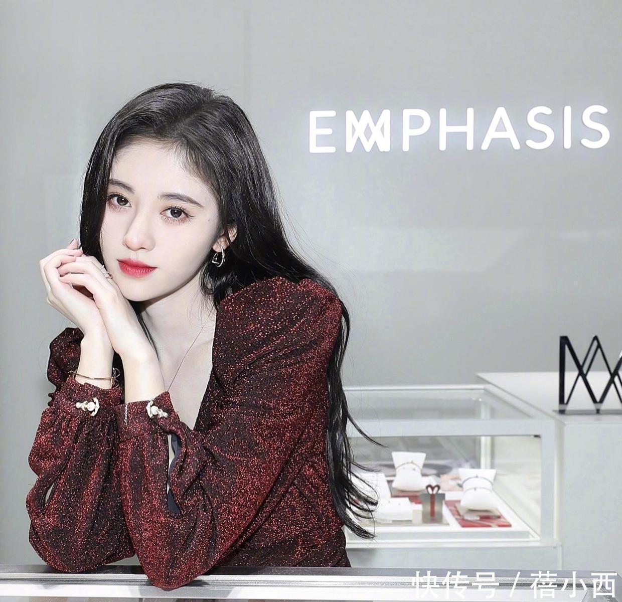 气场|林丹能娶到谢杏芳真有福气！穿红色连衣裙大方优雅，气场不输超模