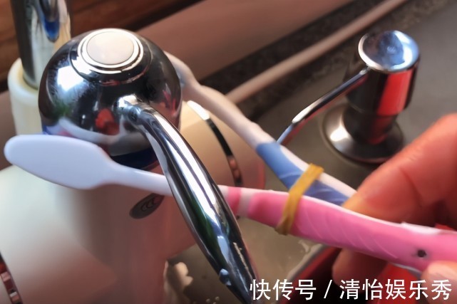 杯子|今天才知道,把2个旧牙刷绑在一起,作用真厉害,学会受用一生