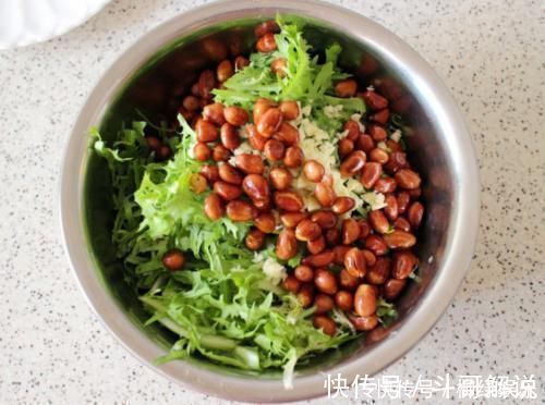 凉拌苦菊花生米|夏天，不能总吃黄瓜，还要多吃这菜，两天吃一次，不便秘一身轻