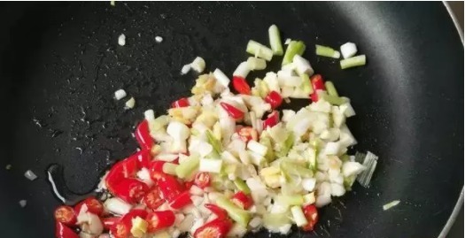 花了5元不到,做了一盘开胃菜,只放了一点油,吃着比肉还香