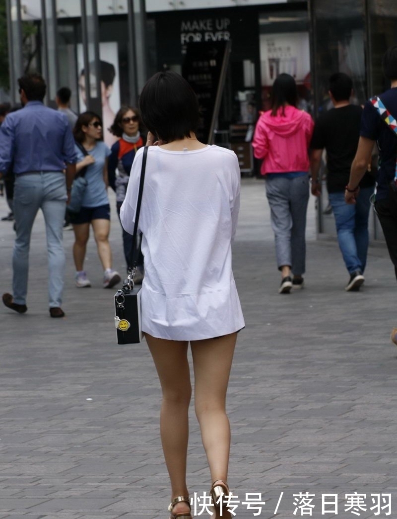  显瘦|街拍：戴墨镜的美女，黑色短裤搭配白色T恤，显瘦又不失时髦