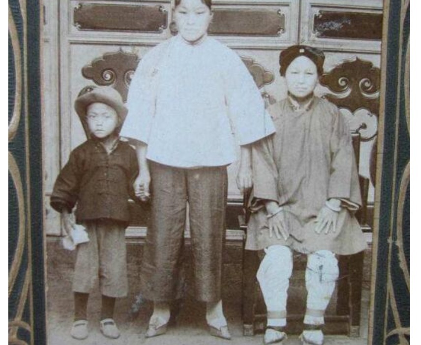  民国小脚女人：靠三寸金莲嫁入豪门，然而每次洗脚都痛的掉泪
