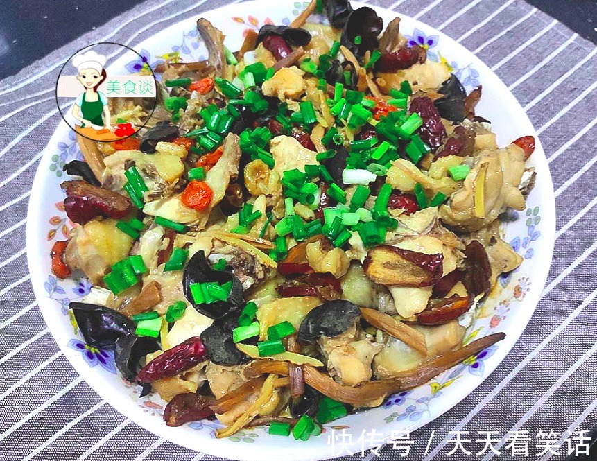 木耳跟此菜是绝配，蒸一蒸就好，营养好吃不上火，常吃提高免疫力