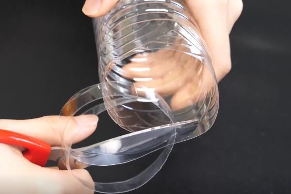 千家万户|衣架上挂一个塑料瓶,放在阳台太实用了,解决了千家万户的烦恼!