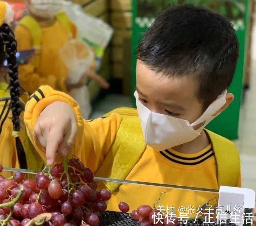 超市|2岁娃超市拿草莓吃,孩子被工作人员当“小偷”,宝妈的做法获赞