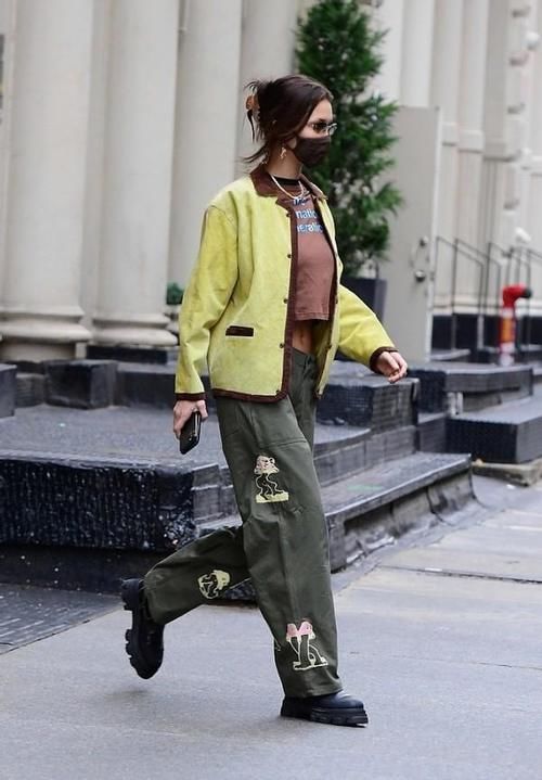 贝拉·哈迪德为秀身材真挺拼，短T恤也撑得起，没170真不敢这么穿贝拉·哈迪德的拼色夹克贝拉·哈迪德的其它夹克