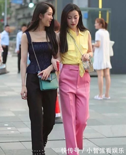 美女|气质靓丽的时尚美女，黑色的短装搭配，打造十足的休闲范