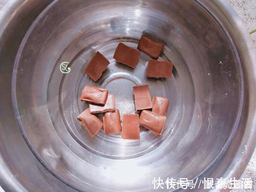 小蛋糕|巧克力中加一碗面粉，没想到那么好吃，吃一次就念念不忘