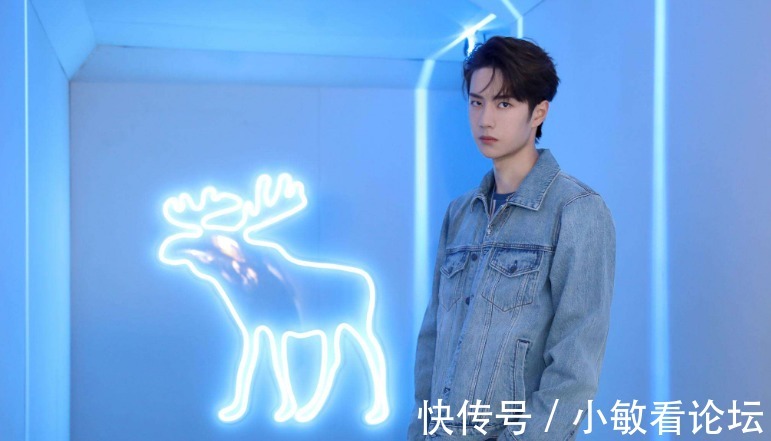 魔術(shù)|王一博連線結(jié)束不肯關(guān)機(jī)，趴桌子展示新魔術(shù)，工作人員反應(yīng)好寵