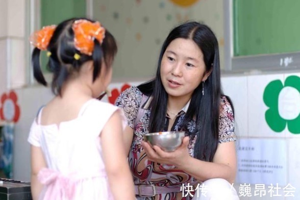 家长会|妈妈,我碗里有头发,2位妈妈的不同处理方式,情商高低立显