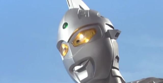 直接开枪射击奥特曼，同时与赛文肉搏，这个人类的勇气令人佩服！