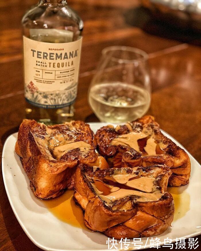 28个巨石强森的菜单，满满一桌子太能吃，还边吃边看电影太享受