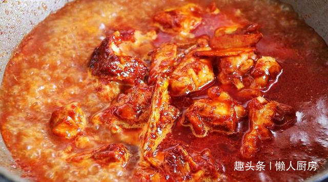 想吃肉了，做了一道土豆炖排骨，配上韩式辣酱，太下饭了