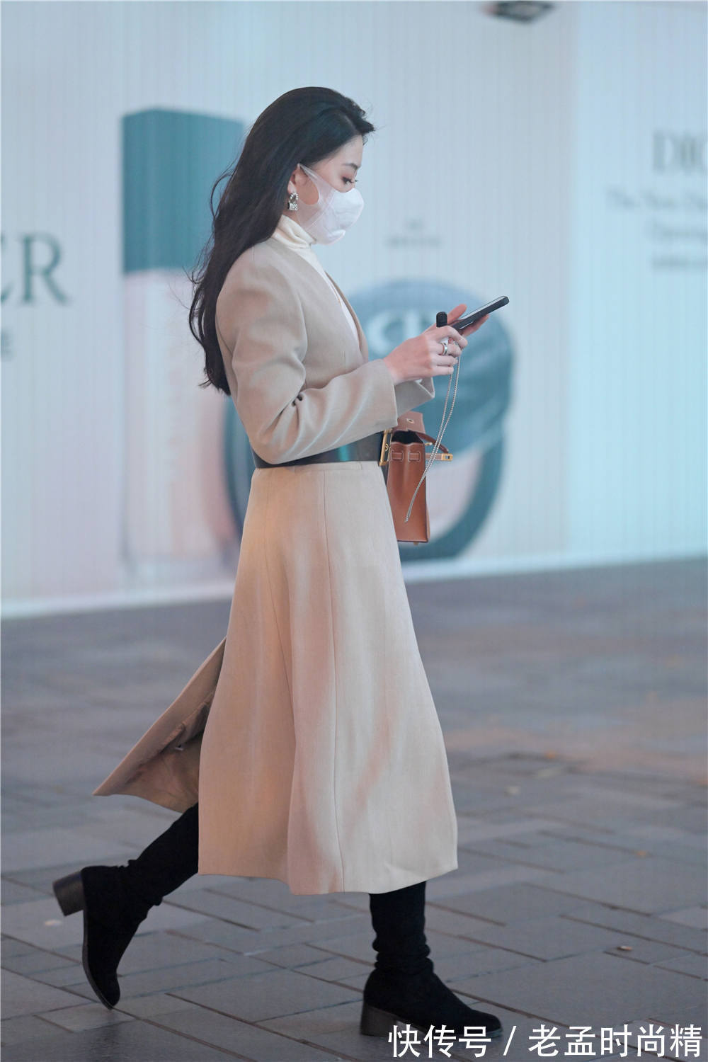 街拍|街拍:时尚美女选择大衣来搭配,冬天不是很冷,要穿出温暖