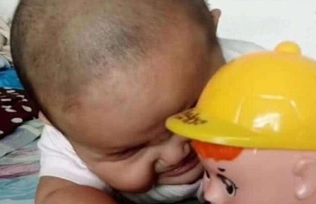 小丽|宝爸给儿子买了个玩具,每次拿出来孩子都哭,宝妈知道原因后笑喷