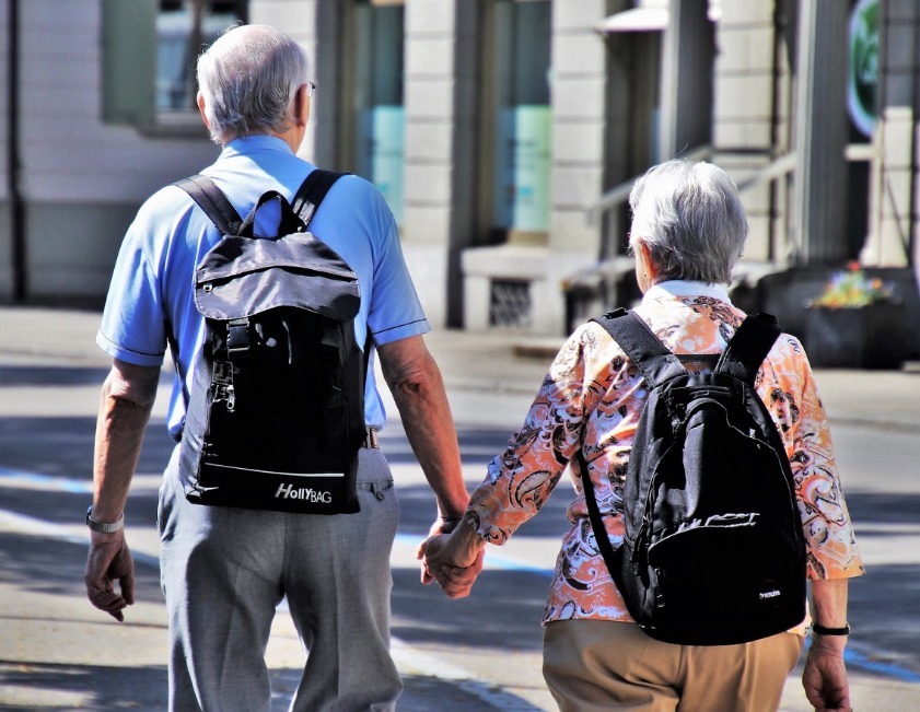 老人|六旬爷爷接孙女被围观,身材气质很是突出,爸爸看后感到“羞愧”