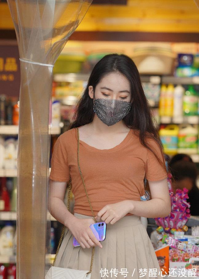 穿搭|街拍:掌握穿衣服的技巧,即使到了三十岁,也依旧可以美丽动人