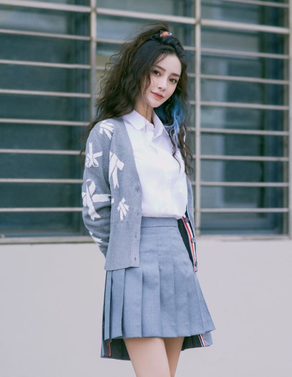 杨颖最新路透曝光,jk制服满满青春感,32岁美成初恋